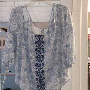 Shoulder peeking cute blouse